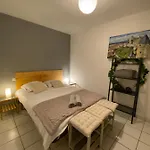 Appartement Au Pied De La Cité, T3 Au Calme *