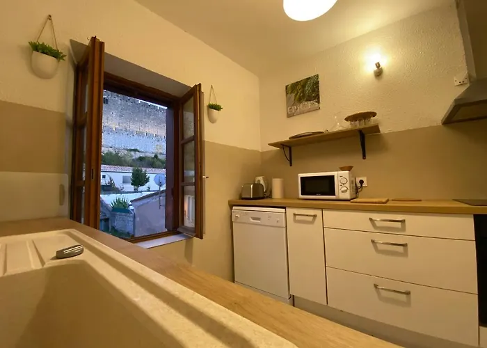 Au Pied De La Cite, T3 Au Calme *